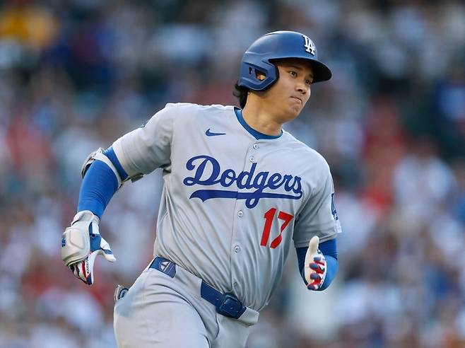 LA 다저스 오타니 쇼헤이가 14일(한국시간) 미국 캘리포니아주 애너하임 에인절 스타디움에서 열린 2025 메이저리그(ML) LA 에인절스와 경기에 선발투수 겸 1번 타자로 출전해 1회초 3루타를 때리고 있다. 사진 | 애너하임=AFP연합뉴스