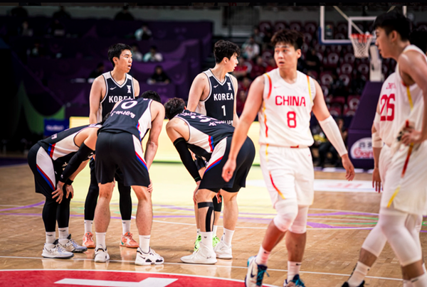 경기 중 회의를 하는 남자농구 대표팀. /사진=FIBA