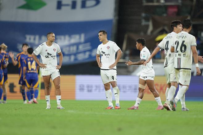 Ulsan Munsu Soccer Stadium/ K League 1/ Ulsan HDFC vs Jeju SKFC/ Jeju glass/ End of Gyeonggi