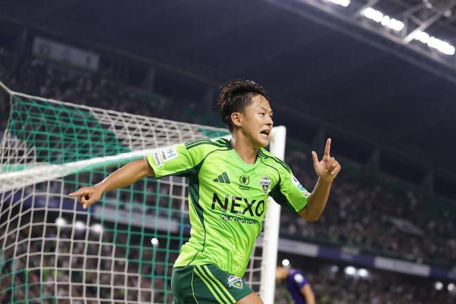 Jeonju World Cup Stadium/ K League 1/ Jeonbuk Hyundai Motors VS FC Anyang/ Jeonbuk Lee Seung -woo Scores/ Goal Ceremony/ Photo