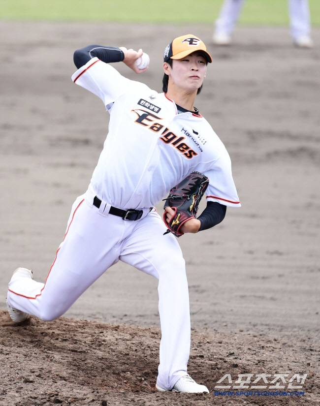 28일 일본 오키나와 고친다 구장에서 열린 한화-KT 연습경기. 투구하는 한화 정이황. 오키나와(일본)=송정헌 기자songs@sportschosun.com/2024.02.28/