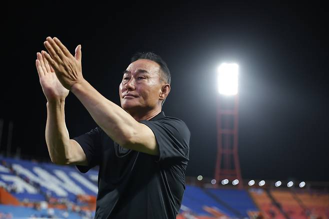 제주월드컵경기장/ K리그1/ 제주SKFC vs FC안양/ 제주 김학범 감독/ 승리 세레머니/ 관중 인사/ 사진 정재훈