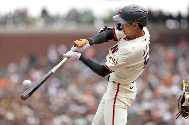 샌프란시스코 자이언츠 이정후가 14일(한국시각) 오라클파크에서 열린 샌디에이고 파드리스전에서 7회말 우측으로 3루타를 때리고 있다. AP연합뉴스