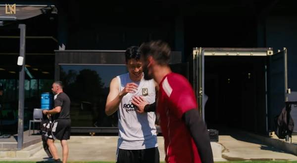 손흥민에게 장난을 치는 요리스. ⓒLAFC 유튜브