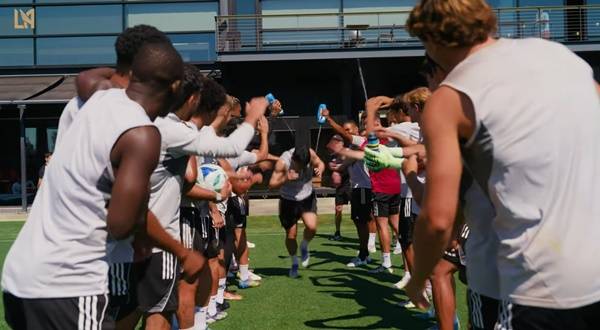 손흥민을 환영하는 LAFC 선수들. ⓒLAFC 유튜브