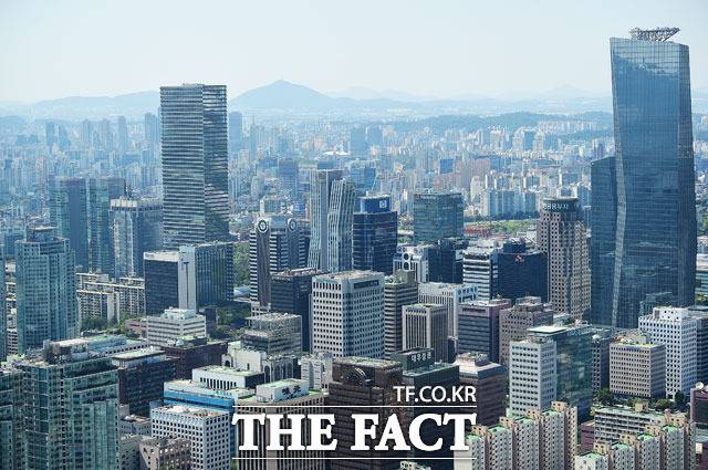 지난달 31일 정부의 세제개편안 발표 직후 국내 증시가 급락세를 보이면서 투자자들이 파킹형 ETF로 대거 대피하는 추세다. / 더팩트DB