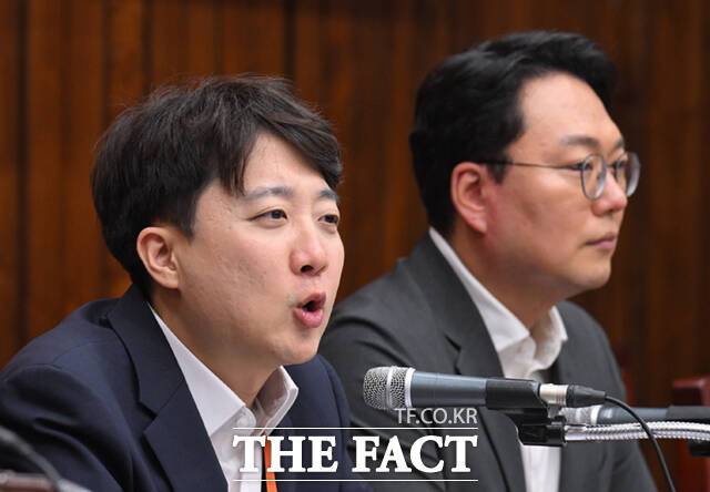 개혁신당이 오는 15일 광화문광장에서 열리는 이재명 대통령 취임식 성격의 국민임명식에 불참하기로 했다. 이준석 개혁신당 대표가 11일 오후 서울 국회도서관 소회의실에서 열린 '2025 개혁신당 연찬회'에 참석해 인사말을 하고 있다. /이새롬 기자