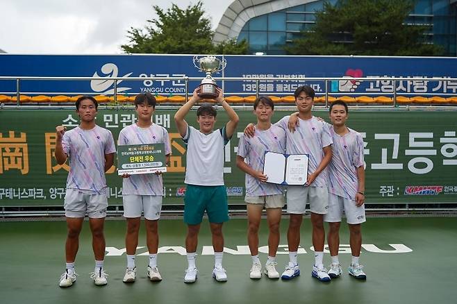 소강배 남고부 단체전에서 6연패를 달성한 양구고 테니스 선수단(사진/김도원 기자)