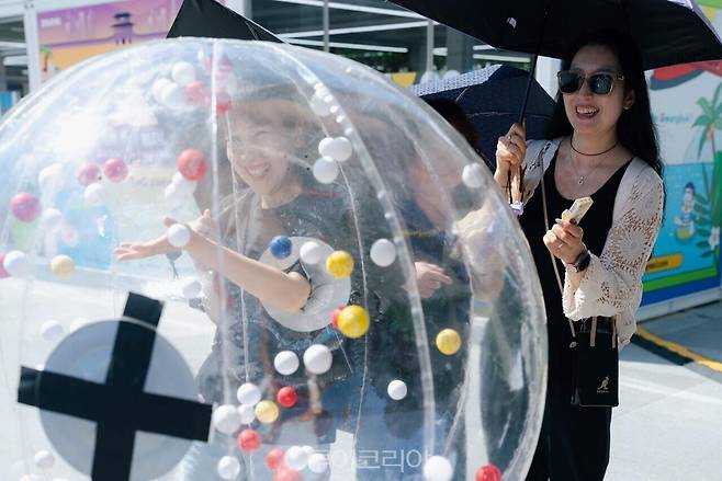 이벤트 참여로 즐거워하고 있는 모습 / 사진-서울관광재단