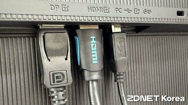 HDMI 2.0 단자, 디스플레이포트 1.2 단자, USB-C 등 영상 입력을 지원한다. (사진=지디넷코리아)