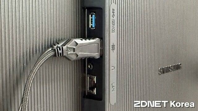 USB 허브 기능을 이용해 각종 입력장치를 연결해 활용할 수 있다. (사진=지디넷코리아)