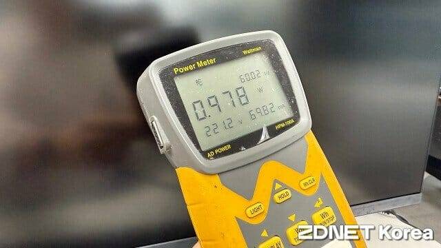 대기 상태에서 소모하는 전력은 1W 미만으로 측정된다. (사진=지디넷코리아)