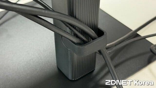 스탠드 하단에 각종 케이블을 정리할 수 있는 기능을 추가했다. (사진=지디넷코리아)