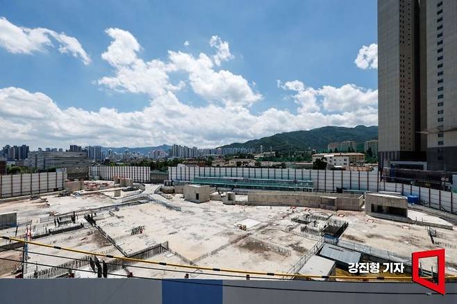 대구 남구 대명동 아파트 건설 현장에서 공사가 중단돼 있다. 강진형 기자