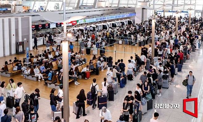 여름 휴가철 사람들로 붐비는 인천공항. 강진형 기자