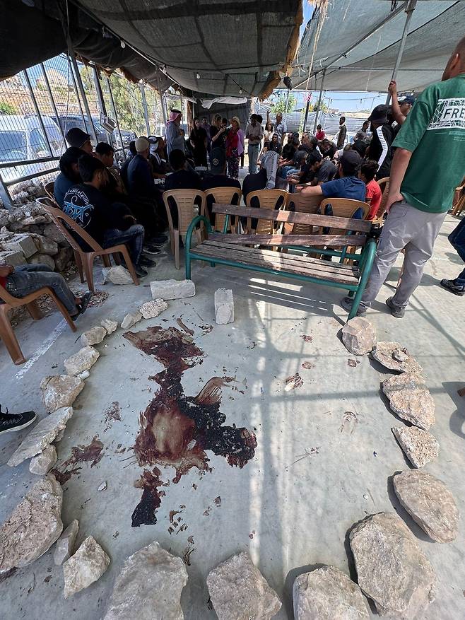 서안 지구 남부 움 알 카이르에서 오데흐 하타린이 살해된 흔적