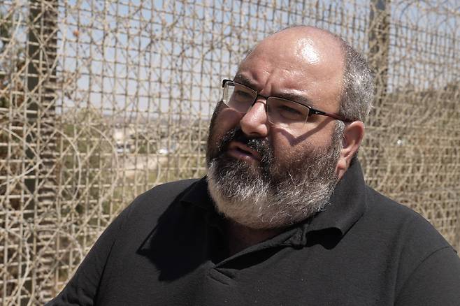 철조망 근처에 서 있는 예후다 샤울