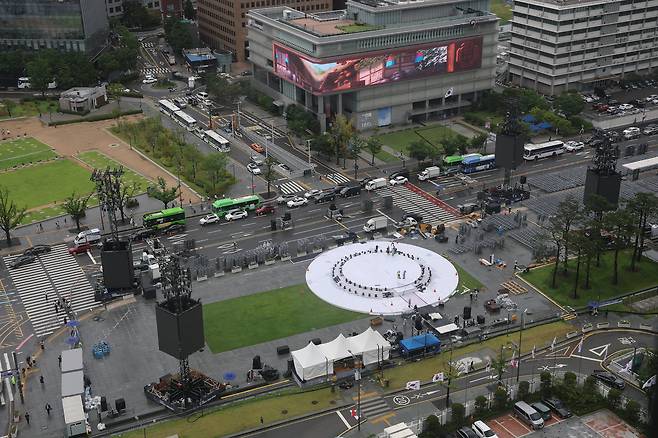 13일 서울 광화문 광장에 설치된 광복절 행사 무대. 대통령실은 광복절 행사와 함께 진행되는 이재명 대통령 국민임명식에 약 1만 명의 국민을 초청할 예정이다. /뉴스1