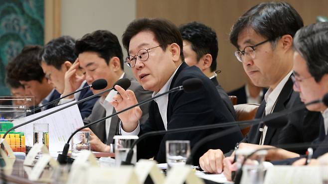 이재명 대통령이 13일 서울 용산 대통령실 청사에서 열린 나라재정 절약 간담회에서 발언하고 있다./연합뉴스