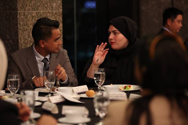 13일 오후 서울 중구 더플라자호텔 다이아몬드홀에서 열린 한국이슬람교 70주년 기념행사에서 참석자들이 만찬을 즐기고 있다. /한국이슬람교 제공