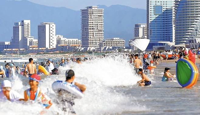 ‘외국인 관광객’ 유치 노리는 北 원산지구 지난 16일 북한 노동당 기관지 노동신문에 실린 원산·갈마 해안관광지구의 해수욕장 사진. 노동신문은 지난 1일 개장한 이곳을 방문한 주민들이 “최상의 문명을 맛보았다”며 감격했다고 보도했지만, 앞서 다녀간 러시아 기자는 해변이 텅 비어 있고 종일 여기 머무르는 사람들이 정말 관광객인지 의심스러웠다고 전했다./노동신문 뉴스1