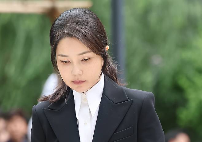 윤석열 전 대통령 배우자 김건희 여사가 지난 6일 서울 종로구 KT광화문 웨스트에 마련된 민중기 특별검사팀 사무실에서 피의자 조사를 받기 위해 출석하고 있다. /뉴스1