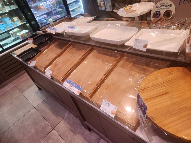 12일 오후 서울 영등포구의 한 파리바게뜨 매장 매대가 텅텅 비어있다. /심민관 기자