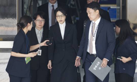 윤석열 전 대통령 부인 김건희 여사가 지난 12일 구속 전 피의자 심문(영장실질심사)을 마친 뒤 서울 서초구 서울중앙지법을 나서는 모습. 연합뉴스
