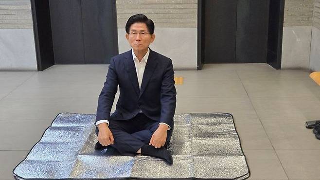 김문수 국민의힘 당대표 후보가 "국민의힘에 대한 특검의 위법부당한 압수수색을 저지하겠다"며 국민의힘 당사 1층 로비에서 무기한 농성을 시작했다. ⓒ김문수 후보 측