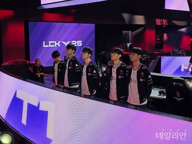 T1 선수단은 13일 서울 종로구 LCK 아레나에서 열린 2025 LoL 챔피언스 코리아(LCK) 정규 시즌 4라운드 경기에 앞서 팬들에게 인사하고 있다. ⓒ데일리안 황지현 기자
