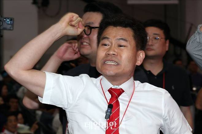 극우 성향 유튜버 전한길 씨가 지난 8일 오후 대구 북구 엑스코 컨벤션홀에서 열린 국민의힘 제6차 전당대회 대구·경북 합동연설회에서 '배신자'라고 구호를 외치고 있다. ⓒ데일리안 홍금표 기자