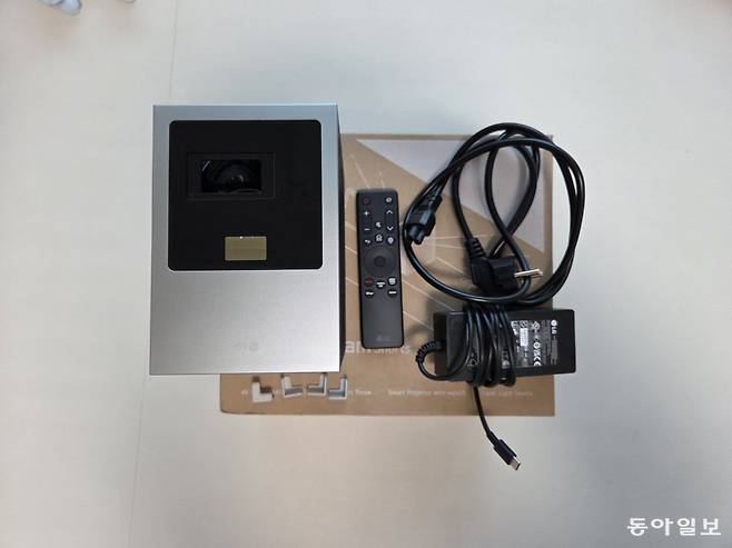 LG전자의 시네빔 쇼츠는 본체와 리모컨, 전원선, 모서리 보호가드(4개)로 구성돼 있다. 이동훈 기자 dhlee@donga.com