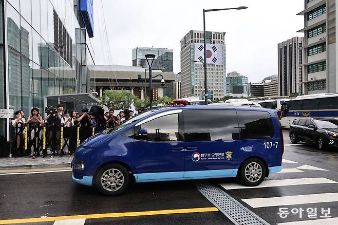 14일 오전 구속된 김건희 여사를 태운 호송차가 서울 남부구치소를 출발해 서울 종로구 특검 사무실 건물 지하로 들어가고 있다. 양회성 기자 yohan@donga.com