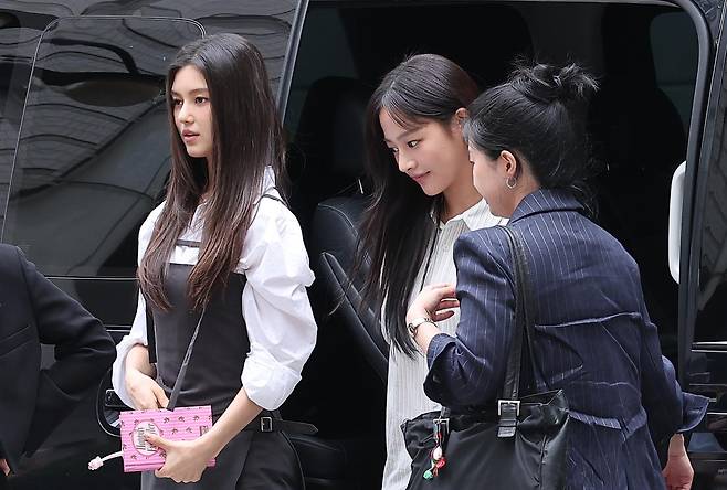 뉴진스 다니엘과 민지가 14일 서울 서초구 서울중앙지방법원에서 열린 어도어가 뉴진스를 상대로 제기한 전속계약 유효 확인 소송 조정기일에 출석하고 있다. 뉴스1