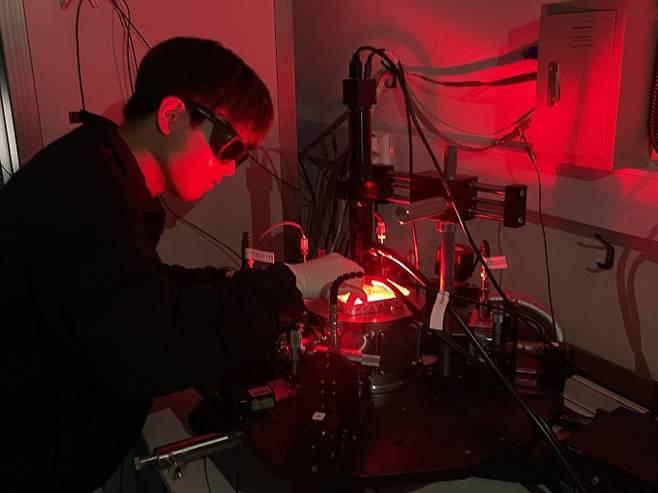 KAIST 연구팀이 개발한 무전력 광센서를 작동하는 모습. KAIST 제공