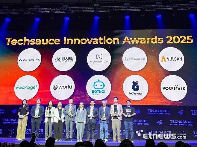 두왓 글로벌 사업 총괄(왼쪽 두번째)이 다른 수상자들과 기념 촬영했다.