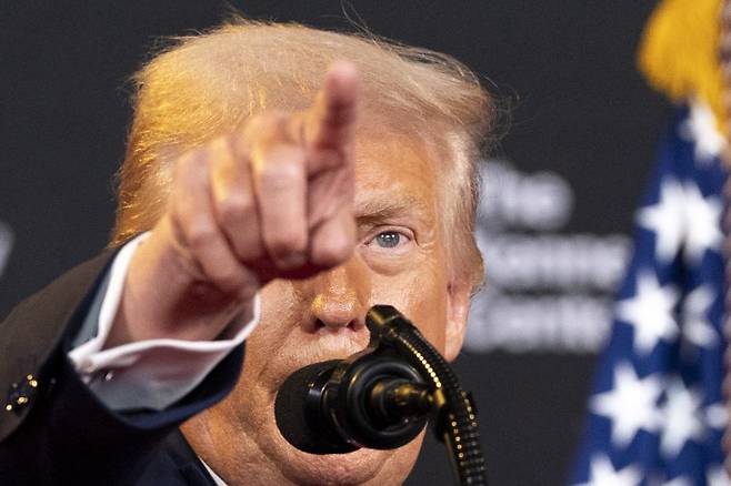 도널드 트럼프 미국 대통령이 13일(현지시간) 워싱턴 케네디센터에서 연설하고 있다. 골드만삭스는 트럼프 대통령이 직접 골드만 최고경영자(CEO)에게 관세 충격에 관한 이코노미스트들의 분석을 바꾸라고 압박했음에도 불구하고 13일 관세 충격 3분의2가 올가을에는 소비자들을 직접 강타할 것이란 전망을 굽히지 않았다. AP 뉴시스