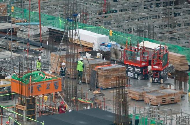 한 공사현장에서 근로자들이 업무를 하고 있다. 뉴시스