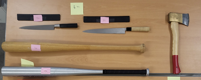 신부동파는 도끼, 회칼, 쇠파이프 등 흉기를 다수 소지해 위력행사에 나서기도 했다. 조직원은 '회를 좋아한다. 캠핑을 다닌다'며 흉기 소지 이유를 설명했다. 서울경찰청 제공