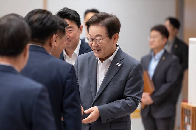 이재명 대통령이 지난 8월 1일 서울 용산 대통령실 청사에서 열린 전국 시·도지사 간담회에 참석하며 인사를 나누고 있다. 대통령실 제공