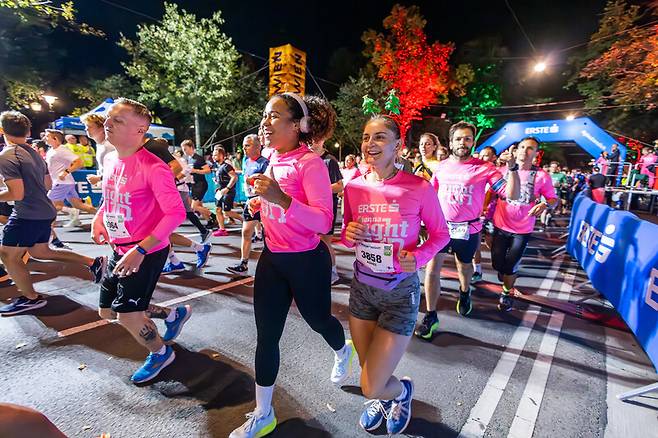 지난해 열린 ‘비엔나 나이트 런’에 참가한 이들 모습. 빈의 매력적인 야경 속을 달리는 이 대회는 마치 축제 같다. 대회 누리집 화면 갈무리
