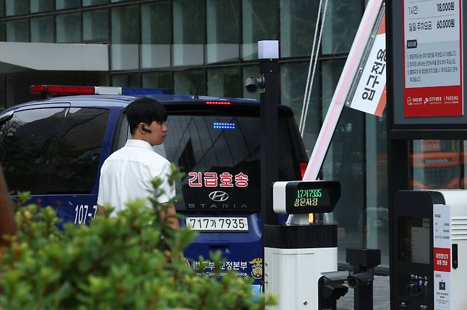 김건희 여사가 탄 호송차가 14일 오전 민중기 특별검사팀 사무실이 마련된 서울 종로구 케이티광화문빌딩웨스트로 들어가고 있다. 김영원 기자 forever@hani.co.kr