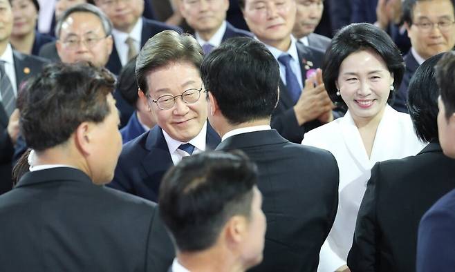 4일 오전 서울 여의도 국회에서 열린 제21대 대통령 취임식에서 이재명 대통령과 김혜경 여사가 입장하며 참석자들과 인사하고 있다. 공동취재사진