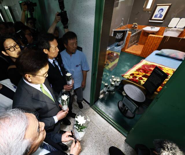 지난 6월10일 치안본부 남영동 대공분실을 개조해 만든 서울 용산구 민주화운동기념관에서 제38주년 6·10민주항쟁 기념식을 마친 우원식 국회의장, 우상호 대통령실 정무수석, 이재오 민주화운동기념사업회 이사장이 박종철 열사가 물고문당한 대공분실 509호를 찾아 헌화하고 있다. 박처원은 당시 치안본부 대공수사처장으로 남영동 대공분실 책임자였다. 공동취재사진