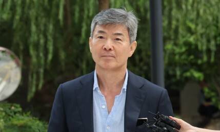 이종호 전 블랙펄인베스트 대표가 지난 23일 오전 서울 종로구 KT 광화문빌딩 웨스트에 마련된 김건희 특검 사무실로 출석하고 있다. 정용일 선임기자 yongil@hani.co.kr