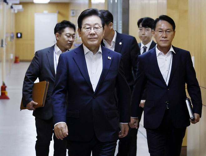 이재명 대통령이 14일 서울 용산 대통령실에서 열린 수석보좌관회의에 참석하고 있다. 대통령실사진기자단