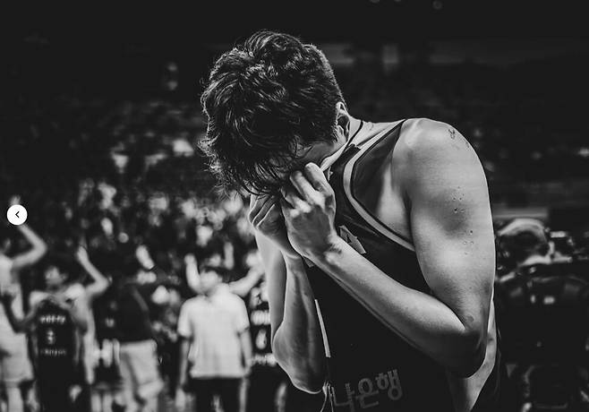 이현중이 14일(한국시각) 사우디아라비아 제다에서 열린 2025 국제농구연맹 아시아컵 8강에서 중국에 아쉽게 패한 뒤 유니폼으로 몰래 눈물을 훔치고 있다. 국제농구연맹 누리집 갈무리