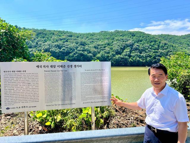 7월 24일 경남 함안군 군북면 명관리에서 대암이태준선생기념사업회 사무국장인 이창하씨가 몽골에서 독립운동을 한 이태준 선생의 생가가 있던 곳을 가리키며 설명하고 있다. 1970년대에 이 자리에 저수지가 조성되면서 생가는 수몰됐다. 함안=변태섭 기자