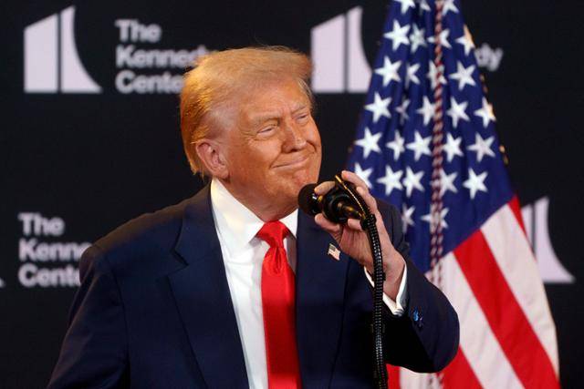 도널드 트럼프 미국 대통령이 13일 워싱턴 케네디센터에서 열린 행사에서 참석자들을 소개하고 있다. 워싱턴=UPI 연합뉴스
