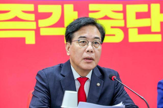 송언석 국민의힘 비상대책위원장 겸 원내대표가 14일 서울 여의도 중앙당사에서 열린 비상대책위원회의에 참석해 모두 발언을 하고 있다. 뉴스1